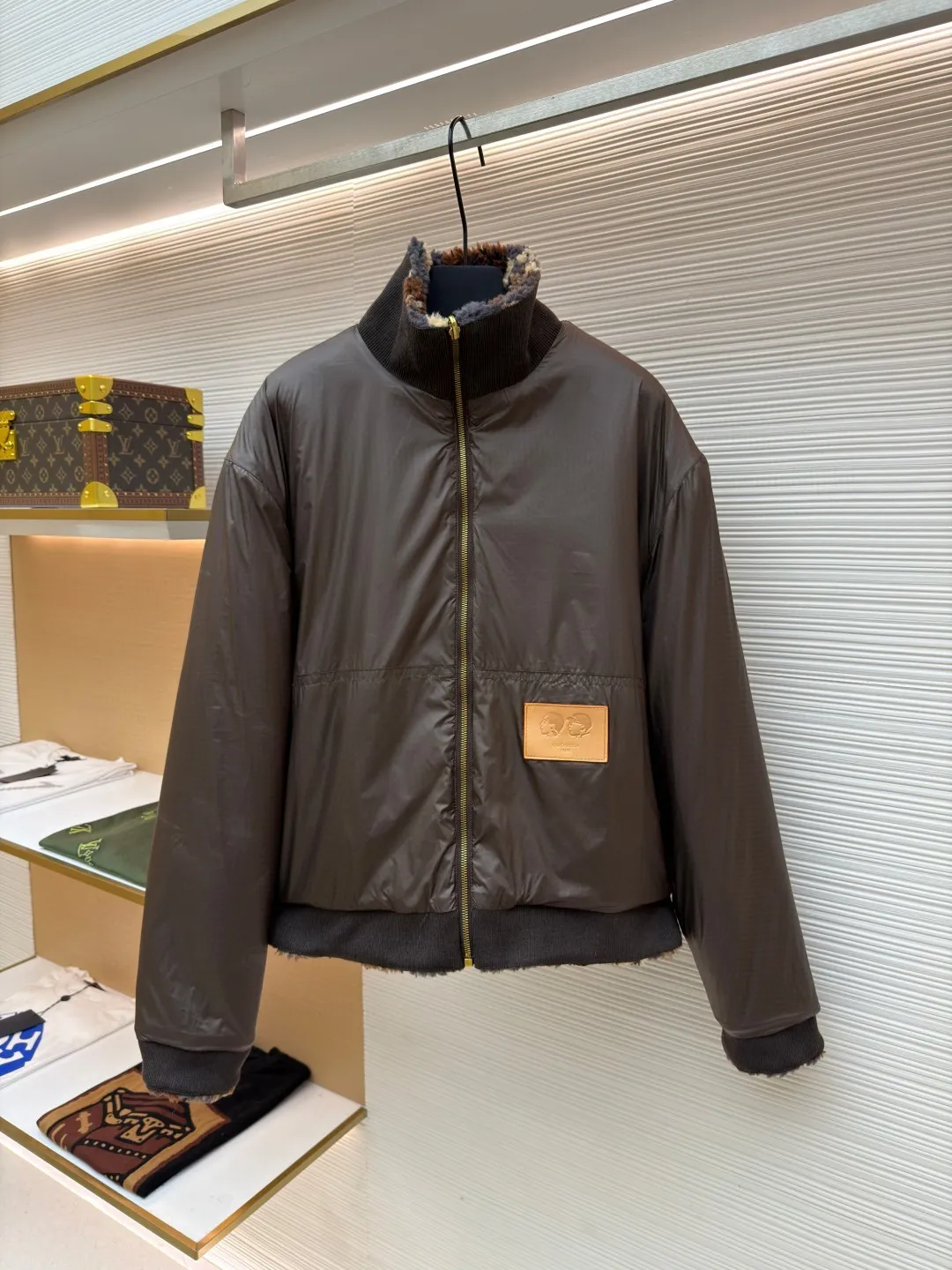 LOUIS VUITTON Teddy Polar Fleece Reversible Jacket ●Original version: Purchased and developed in 21999 ●Item number: 1680800-C10 ●Fabric: Polar fleece fabric ●Technology: Positioned cutting machine ●Version: Fitted version ●Weight: about 1185 grams ●Size: S-M-L-XL ●Description: yp consistent 88% polyester fiber 12% sheep wool blended yarn-dyed fabric versus dyed wool jacquard weaving Processed by a variety of complex processes, the wool is fluffy and dense, the wool is soft, light and fluffy, and the grain texture is full and even, which is different from the full polyester fabric version. The finished product feels more fluffy and soft after being pelletized. The pellet after blending is not easy to shed lint and lint. It comes with an antique bronze slider with orbital teeth. The overall wiring is straight and delicate, the fabric is comfortable and soft, and the color is consistent without color difference. It can be matched with the same style to create a fashionable look and control various occasions. Customized accessories, complete with three standards, same style for men and women!